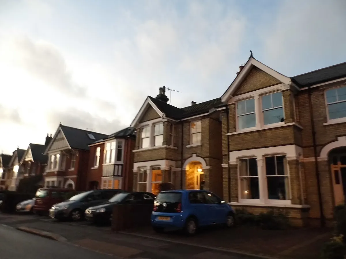Reigate House Prices: £483,000 Average, Up 1.7% in a Year